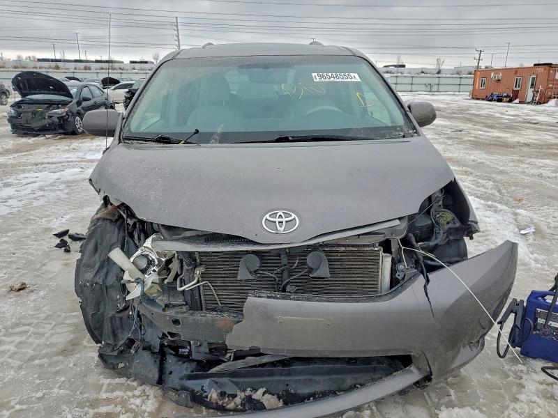 Photo 5 from auction – 2014 TOYOTA SIENNA XLE with VIN 5TDYK3DC7ES459467