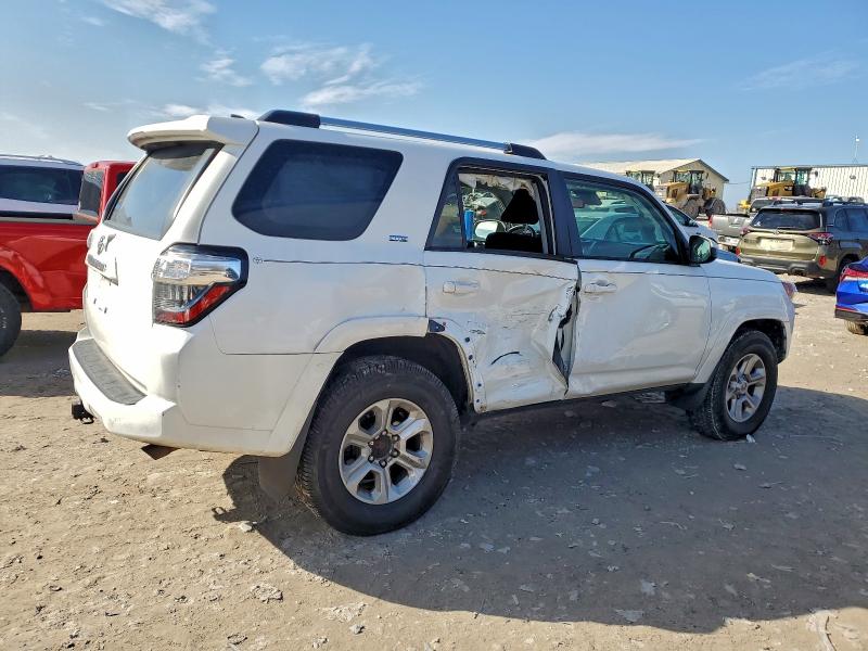 Photo 3 from auction – 2022 TOYOTA 4RUNNER SR with VIN JTEEU5JR9N5276459