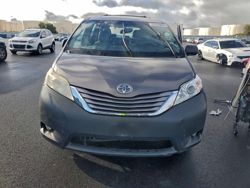 Photo 5 from auction – 2015 TOYOTA SIENNA XLE with VIN 5TDYK3DC6FS538260