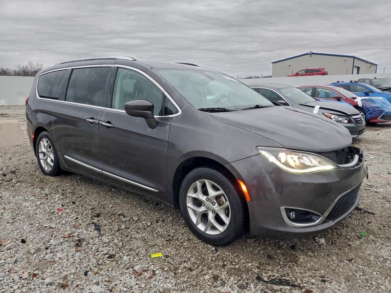 Photo 4 from auction – 2018 CHRYSLER PACIFICA T with VIN 2C4RC1BG6JR322695