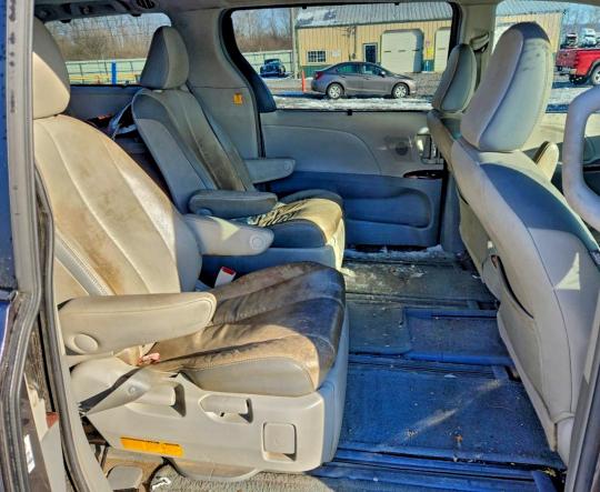 Photo 11 from auction – 2012 TOYOTA SIENNA XLE with VIN 5TDYK3DCXCS269644