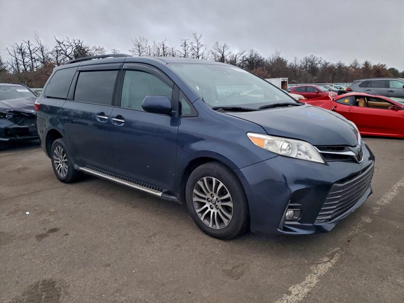 Photo 4 from auction – 2018 TOYOTA SIENNA XLE with VIN 5TDYZ3DC4JS950343