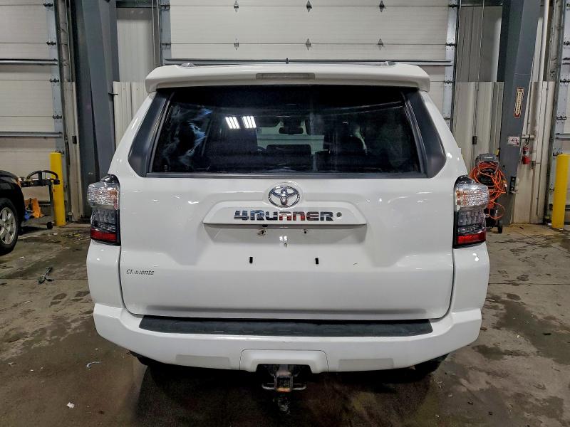 Photo 6 from auction – 2018 TOYOTA 4RUNNER SR with VIN JTEBU5JRXJ5552757