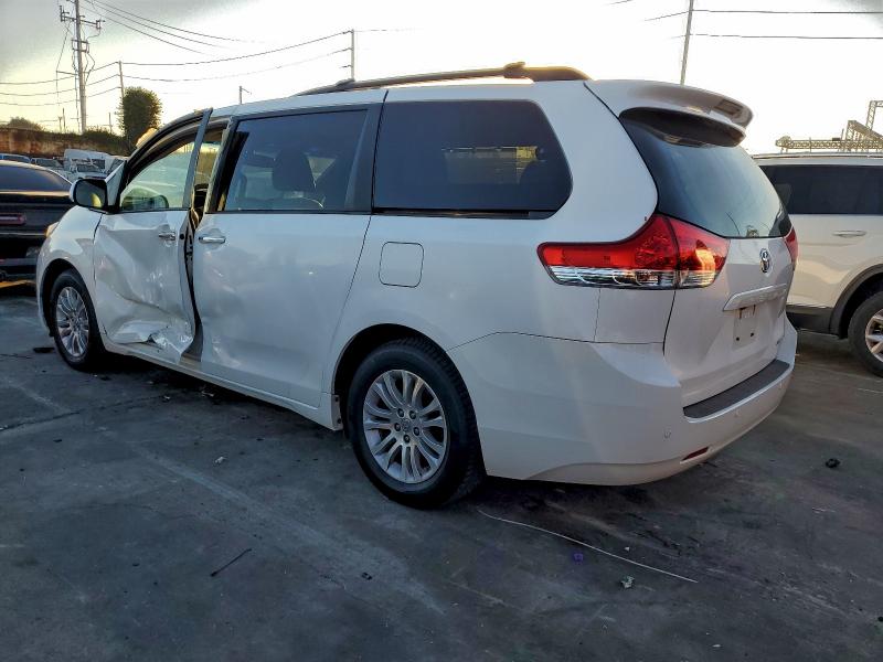 Photo 2 from auction – 2011 TOYOTA SIENNA XLE with VIN 5TDYK3DC6BS122669
