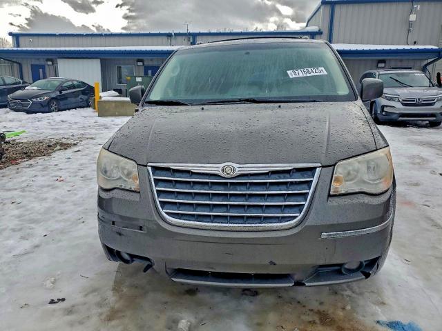 Photo 5 from auction – 2010 CHRYSLER TOWN & COU with VIN 2A4RR5D18AR299431
