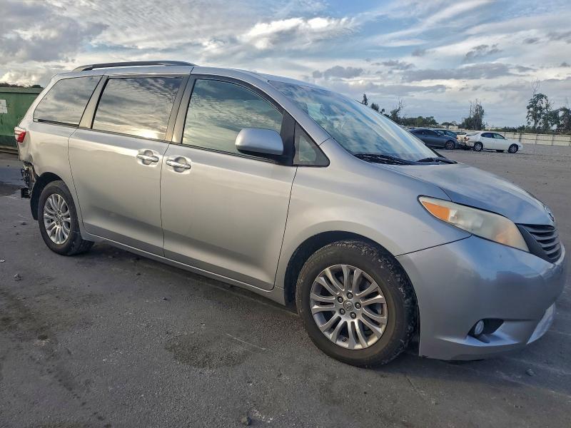 Photo 4 from auction – 2015 TOYOTA SIENNA with VIN 5TDYK3DC0FS620145