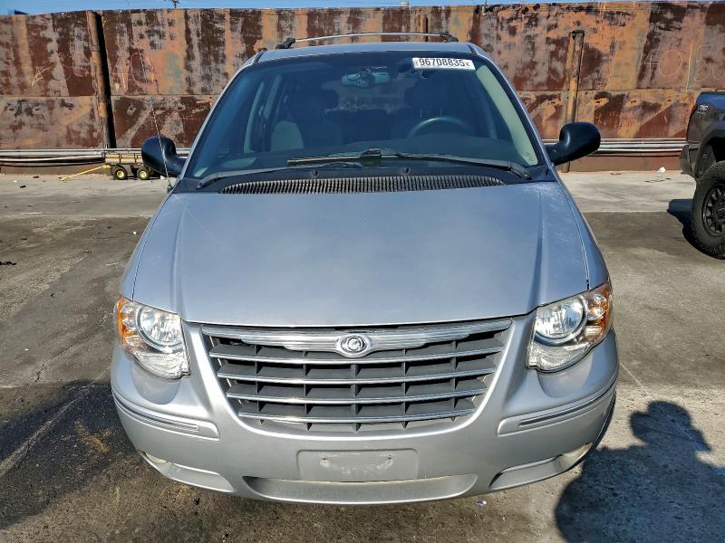 Photo 5 from auction – 2005 CHRYSLER TOWN & COU with VIN 2C8GP64L65R474225