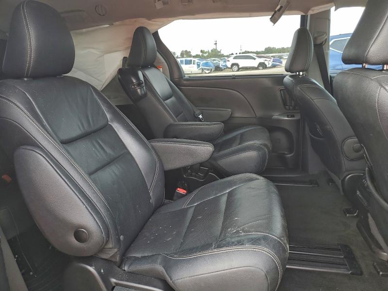Photo 11 from auction – 2018 TOYOTA SIENNA SE with VIN 5TDXZ3DC5JS937869