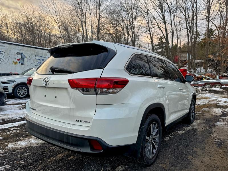 Photo 4 from auction – 2019 TOYOTA HIGHLANDER with VIN 5TDJZRFH6KS949967