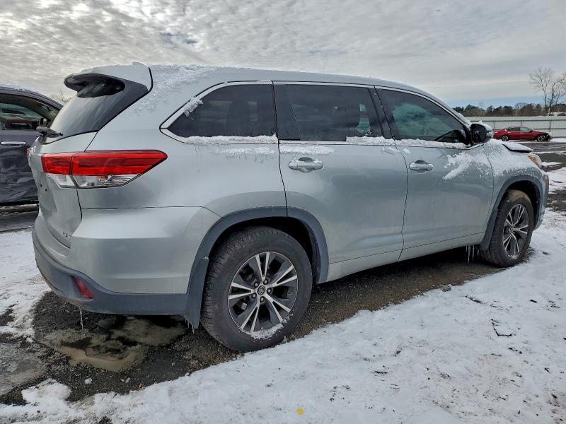 Photo 3 from auction – 2017 TOYOTA HIGHLANDER with VIN 5TDBZRFH8HS376454