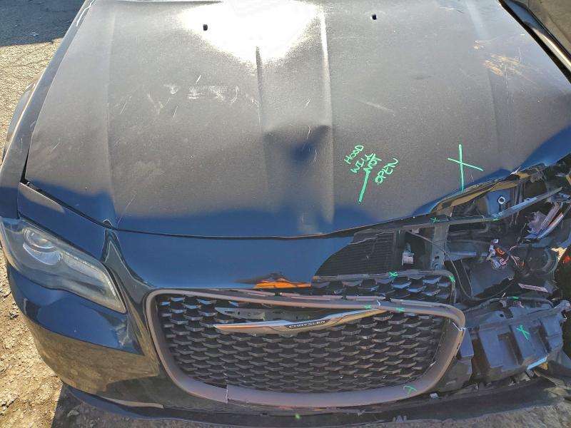 Photo 11 from auction – 2016 CHRYSLER 300 with VIN 2C3CCABG4GH310912