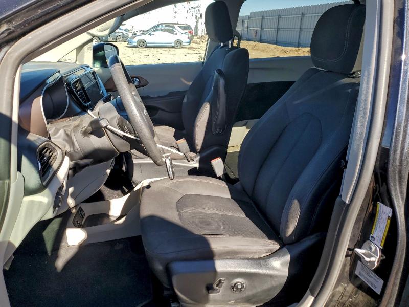 Photo 7 from auction – 2017 CHRYSLER PACIFICA T with VIN 2C4RC1DG1HR840494
