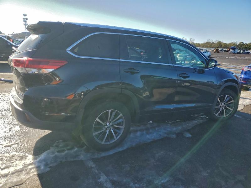 Photo 3 from auction – 2018 TOYOTA HIGHLANDER with VIN 5TDJZRFH8JS551321
