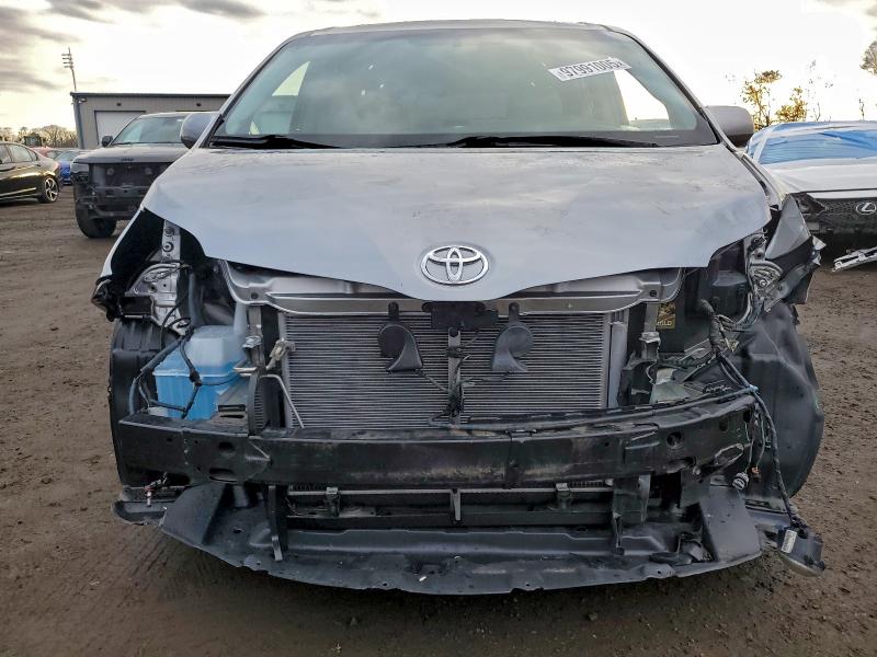 Photo 5 from auction – 2015 TOYOTA SIENNA XLE with VIN 5TDYK3DC0FS646695