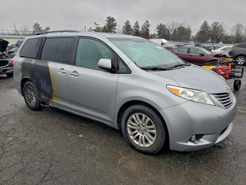 Photo 4 from auction – 2015 TOYOTA SIENNA XLE with VIN 5TDYK3DC4FS596156