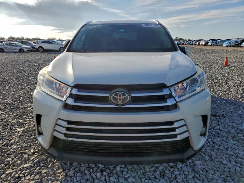 Photo 5 from auction – 2017 TOYOTA HIGHLANDER with VIN 5TDKZRFH9HS509836