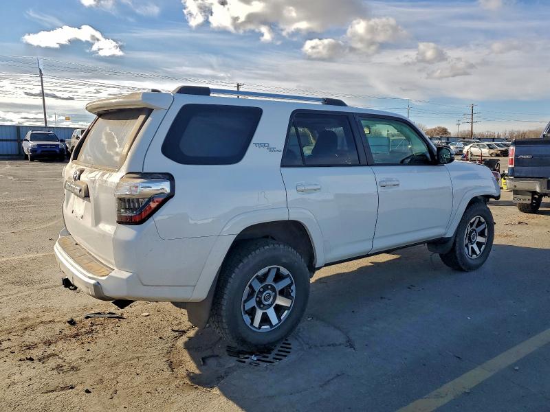 Photo 3 from auction – 2018 TOYOTA 4RUNNER SR with VIN JTEBU5JR0J5578994