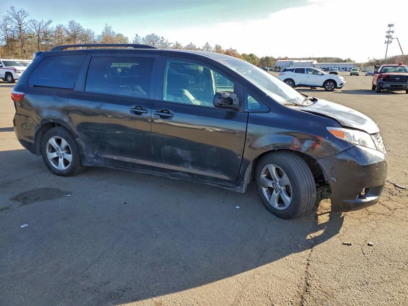 Zdjęcie 4 z aukcji – 2017 TOYOTA SIENNA LE z VIN 5TDKZ3DC3HS779181