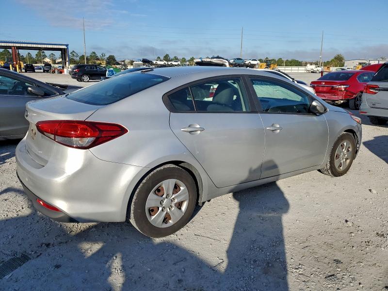 Photo 3 from auction – 2017 KIA FORTE LX with VIN 3KPFK4A78HE013377