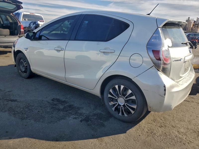 Photo 2 from auction – 2013 TOYOTA PRIUS C with VIN JTDKDTB32D1049240