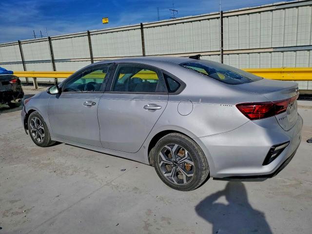 Photo 2 from auction – 2021 KIA FORTE with VIN 3KPF24AD2ME377181