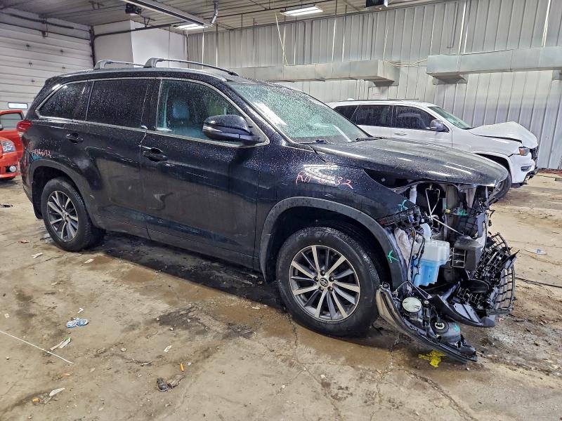 Photo 4 from auction – 2018 TOYOTA HIGHLANDER with VIN 5TDJZRFH4JS529865