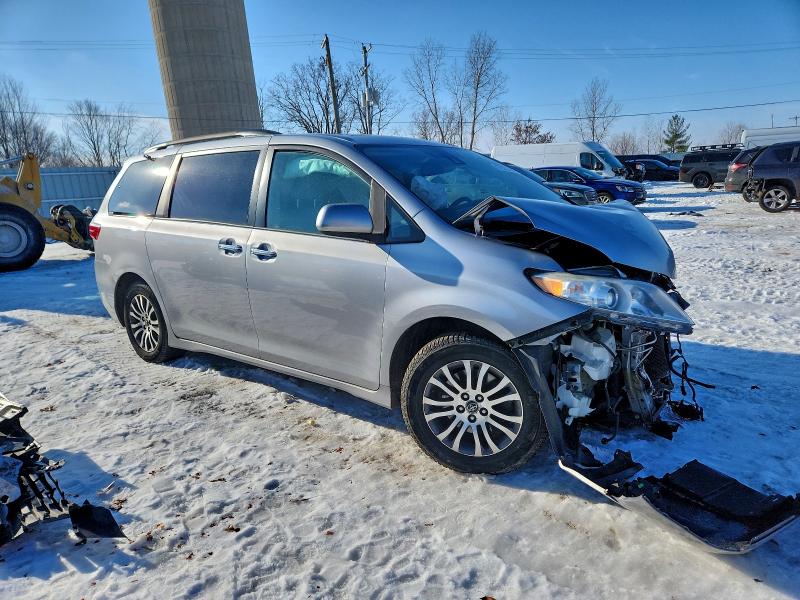 Photo 4 from auction – 2018 TOYOTA SIENNA XLE with VIN 5TDYZ3DC6JS930188