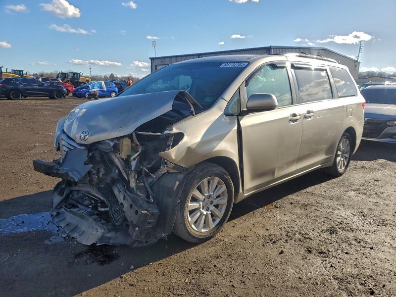 Photo 1 from auction – 2015 TOYOTA SIENNA LE with VIN 5TDJK3DC9FS106571