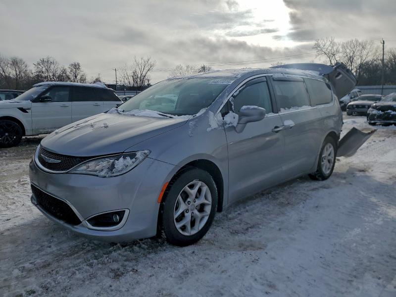 CHRYSLER PACIFICA T 2018 with VIN 2C4RC1FGXJR122882 - Photo from auction