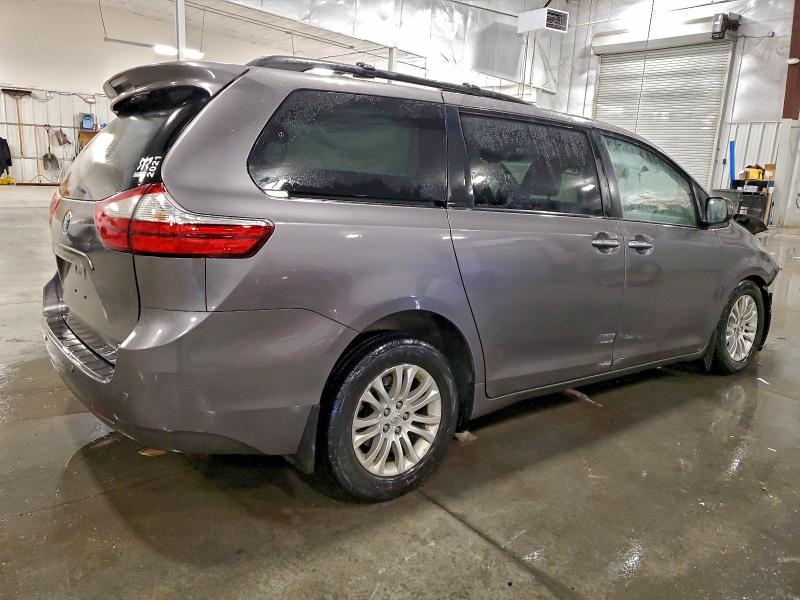 Photo 3 from auction – 2016 TOYOTA SIENNA XLE with VIN 5TDYK3DC2GS759484