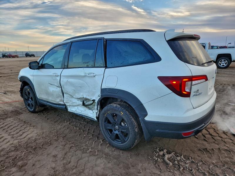 Photo 2 from auction – 2022 HONDA PILOT TRAI with VIN 5FNYF6H81NB022192