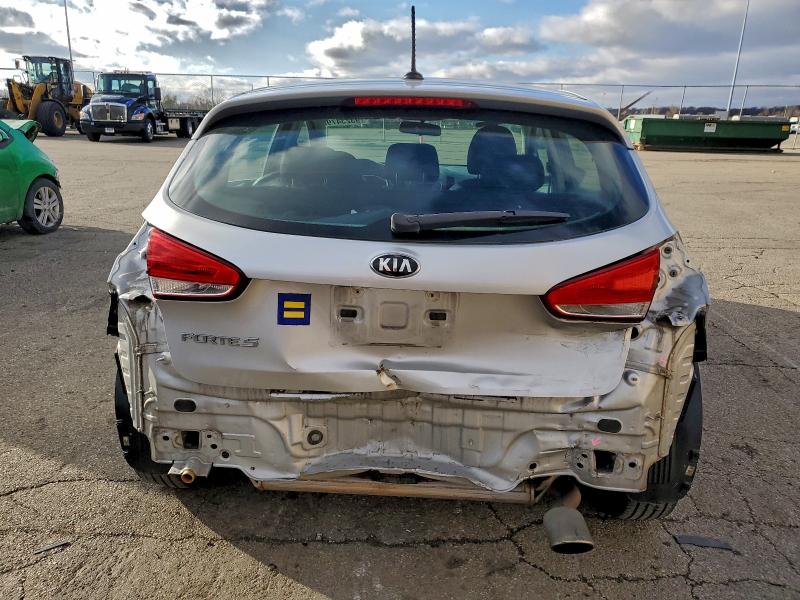 Photo 6 from auction – 2017 KIA FORTE LX with VIN KNAFK5A80H5705124