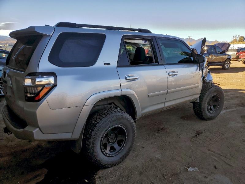 Photo 3 from auction – 2017 TOYOTA 4RUNNER SR with VIN JTEBU5JR2H5427388