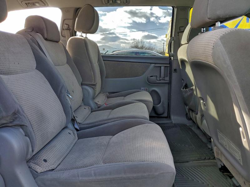 Photo 11 from auction – 2010 TOYOTA SIENNA CE with VIN 5TDKK4CC7AS342236