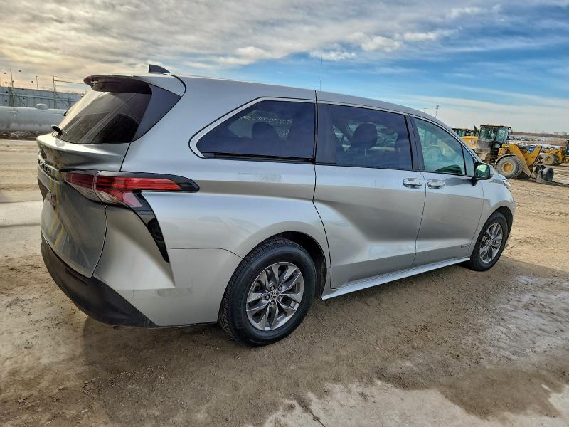 Photo 3 from auction – 2021 TOYOTA SIENNA LE with VIN 5TDKSKFC2MS036811