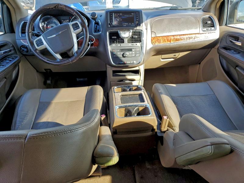 Photo 8 from auction – 2015 CHRYSLER TOWN & COU with VIN 2C4RC1CG0FR590387