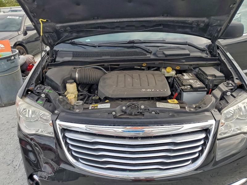 Photo 12 from auction – 2015 CHRYSLER TOWN & COU with VIN 2C4RC1BG6FR563034