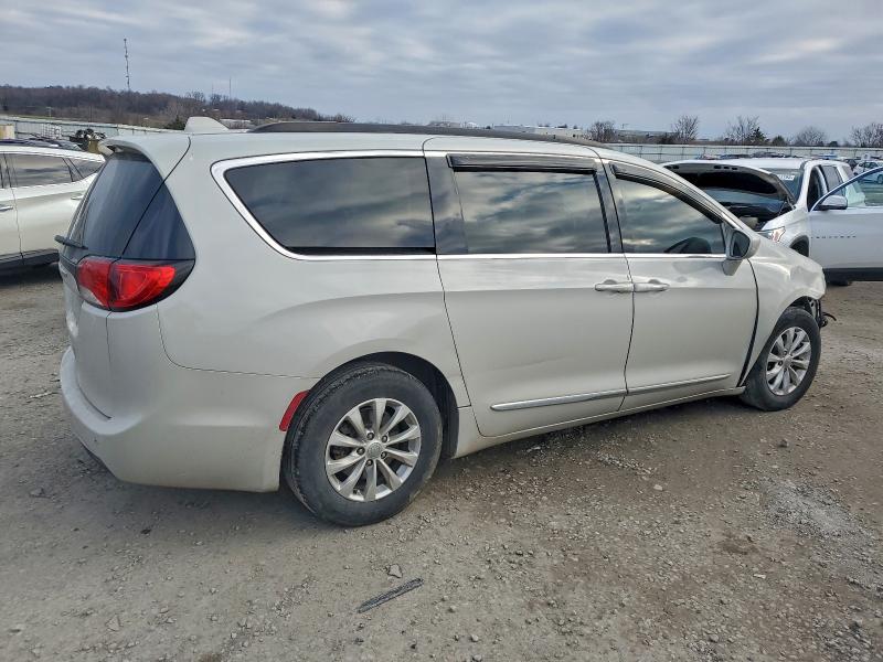 Photo 3 from auction – 2017 CHRYSLER PACIFICA T with VIN 2C4RC1BG1HR795169