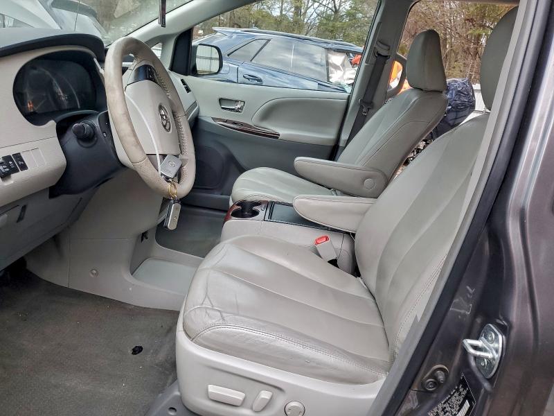Photo 7 from auction – 2014 TOYOTA SIENNA XLE with VIN 5TDYK3DC1ES477267