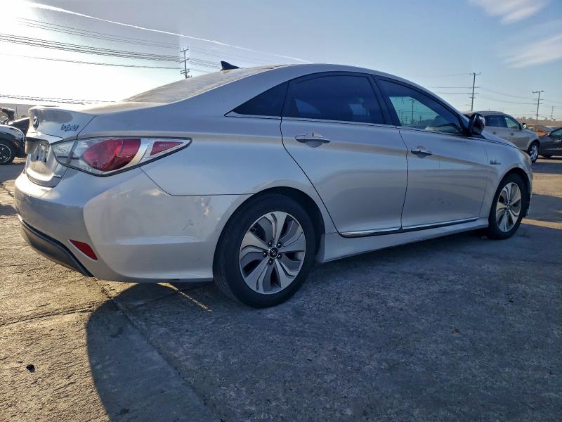 Photo 3 from auction – 2015 HYUNDAI SONATA with VIN KMHEC4A47FA126053