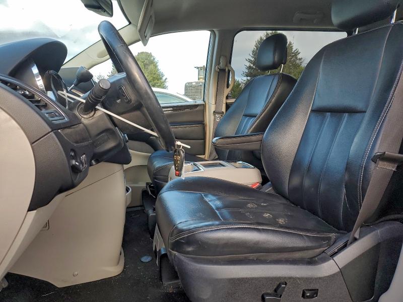 Photo 7 from auction – 2016 CHRYSLER TOWN & COU with VIN 2C4RC1BG3GR148836