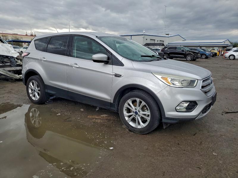 صورة رقم 4 من المزاد - 2017 FORD ESCAPE SE مع VIN 1FMCU0GD4HUC51114