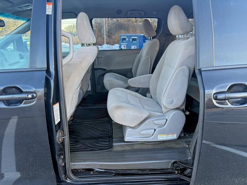 Photo 13 from auction – 2017 TOYOTA SIENNA LE with VIN 5TDJZ3DCXHS187983