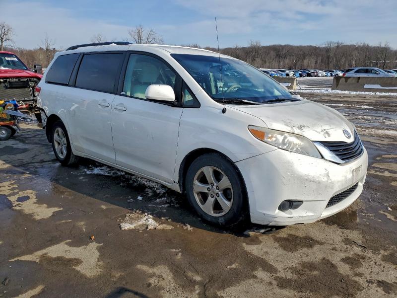 Photo 4 from auction – 2014 TOYOTA SIENNA LE with VIN 5TDKK3DC7ES452864