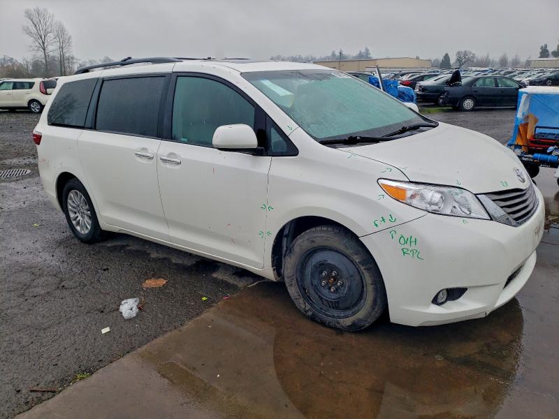 Photo 4 from auction – 2017 TOYOTA SIENNA XLE with VIN 5TDYZ3DC2HS860084