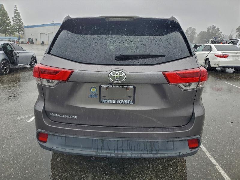 Photo 6 from auction – 2017 TOYOTA HIGHLANDER with VIN 5TDZARFH2HS027361