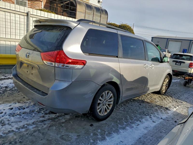 Photo 3 from auction – 2012 TOYOTA SIENNA XLE with VIN 5TDYK3DCXCS251516
