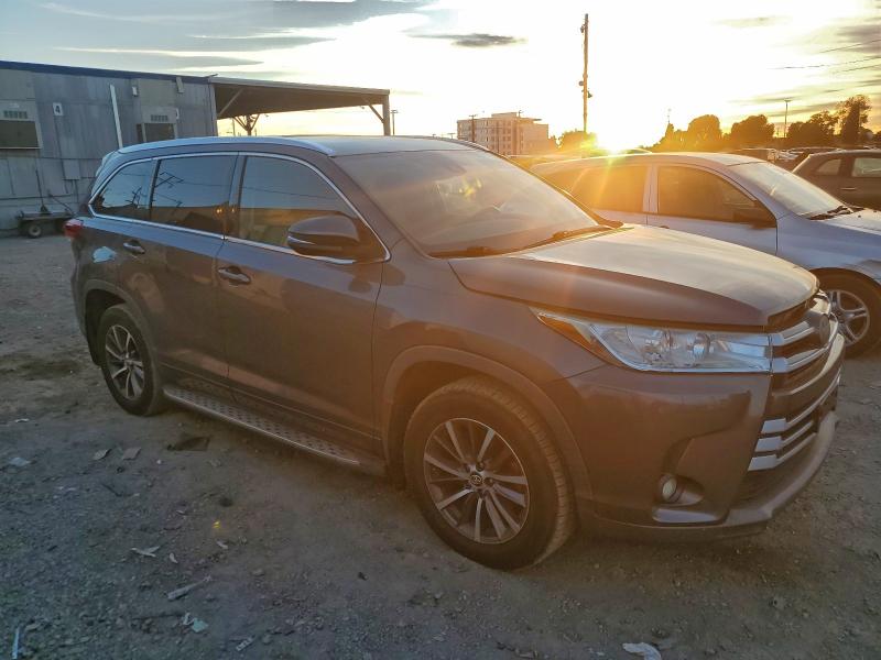 Photo 4 from auction – 2017 TOYOTA HIGHLANDER with VIN 5TDKZRFH8HS192163