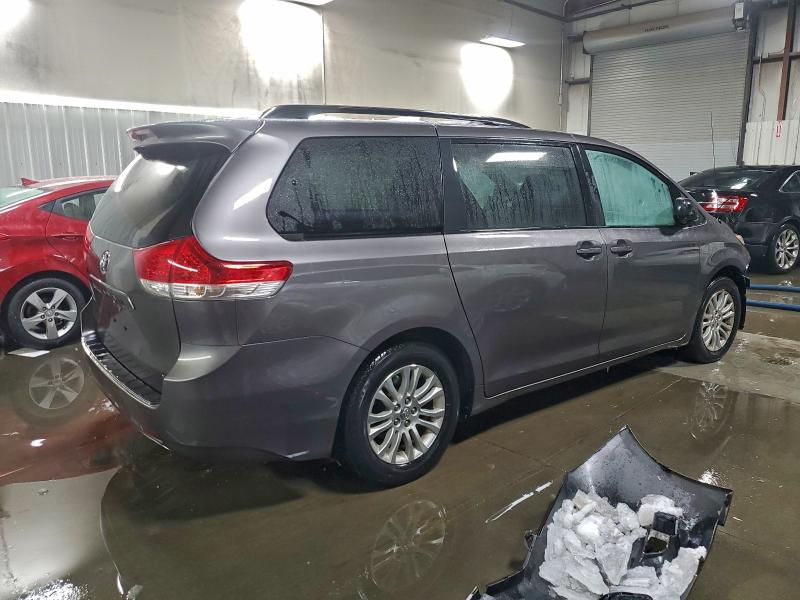Photo 3 from auction – 2014 TOYOTA SIENNA XLE with VIN 5TDYK3DC3ES461524