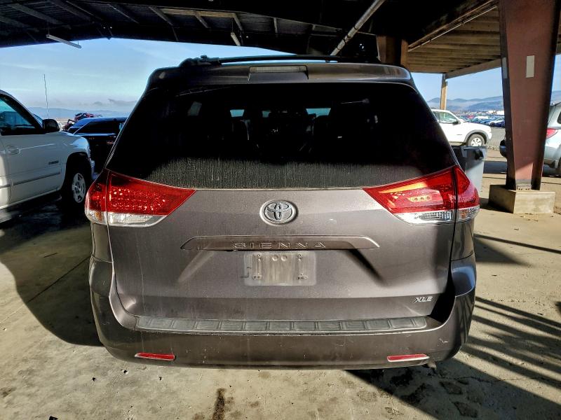 Photo 6 from auction – 2011 TOYOTA SIENNA XLE with VIN 5TDYK3DCXBS063206